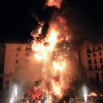 En la noche de San Juan se queman las Hogueras en Alicante.