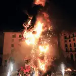 En la noche de San Juan se queman las Hogueras en Alicante.