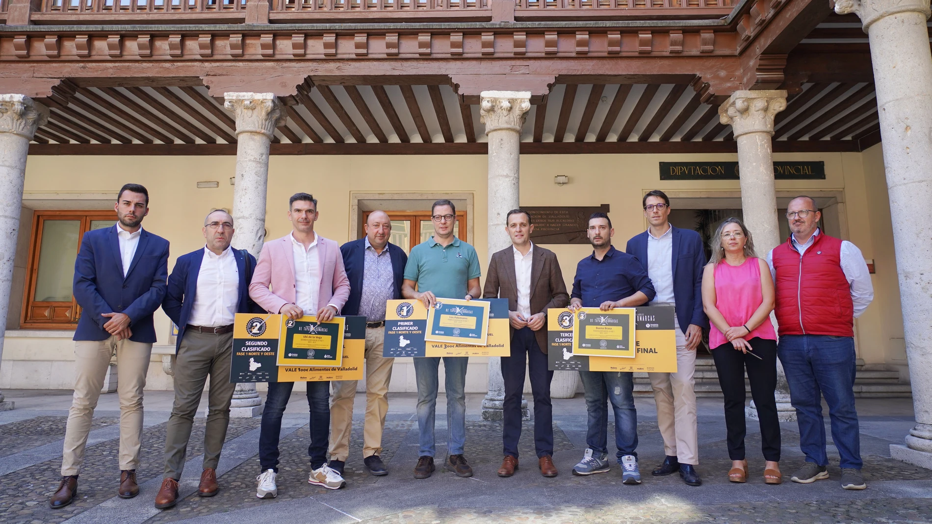 El presidente de la Diputación de Valladolid, Conrado Íscar; y el de la hostelería, Jaime Fernández, entregan los premios a los restaurantes galardonados