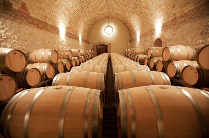 Sala de barricas de una bodega