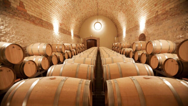 Sala de barricas de una bodega