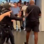 Los ultras del Feyenoord provocan una batalla campal en el palco del Metropolitano
