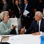 La presidenta de la Comisión Europea, Ursula Von Der Leyen, charla ayer en Granada con el alto representante, Josep Borrell