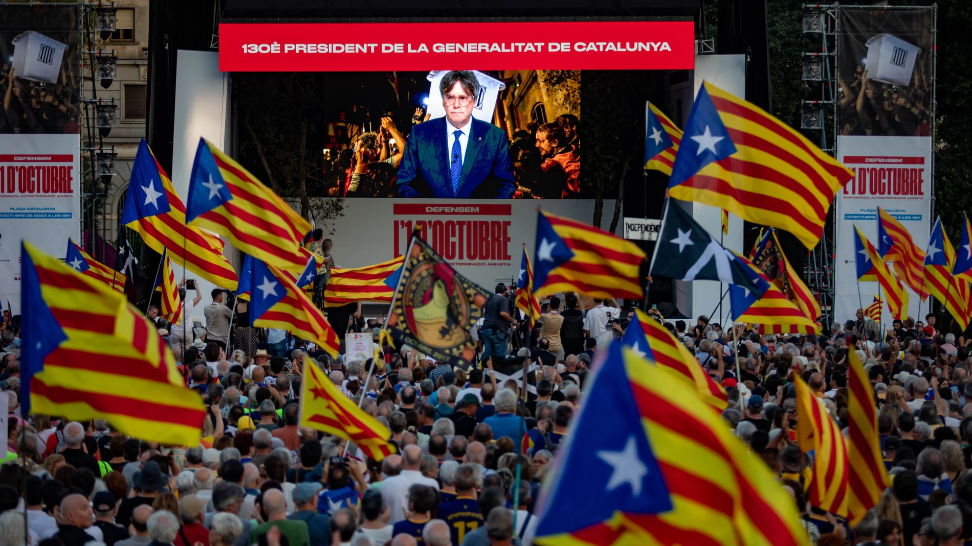 Cientos de manifestantes, en la plaza de Catalunya, a 1 de octubre de 2023, en Barcelona, Catalunya (España). Este acto, cuyo objetivo es proyectar una imagen de unidad a pesar de la desunión independentista no resuelta entre partidos, conmemora el sexto aniversario del referéndum de independencia que fue convocado por el Gobierno de Cataluña, suspendido por el Tribunal Constitucional y celebrado de manera ilegal en Cataluña el 1 de octubre de 2017.
