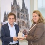 La alcaldesa de Burgos, Cristina Ayala, entrega una réplica de la catedral a José Luis Martínez-Almeida