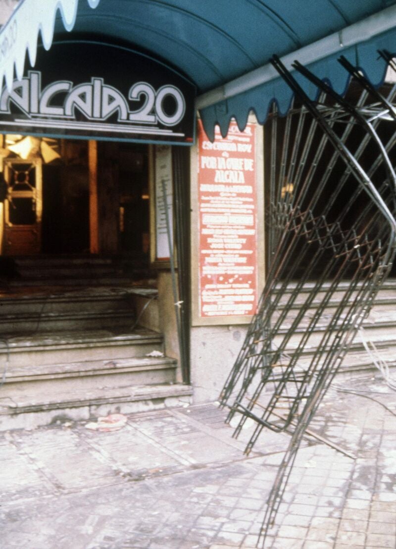 Incendio en la discoteca &quot;Alcalá 20&quot;. En la foto exterior del edificio acordonado por la policía. 