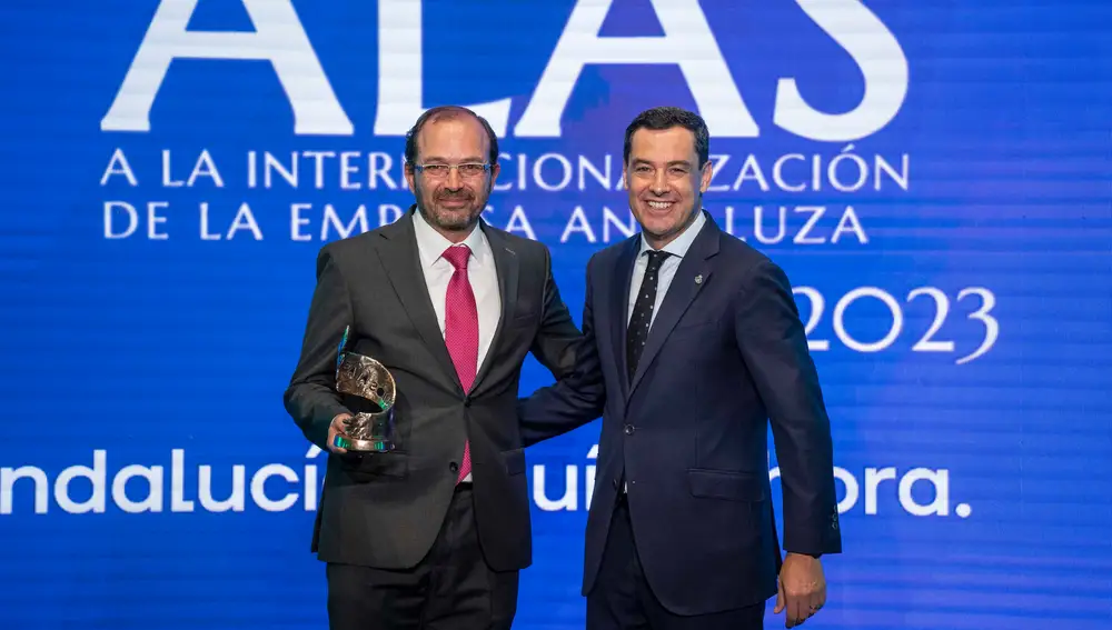 El presidente de la Junta de Andalucía, Juanma Moreno, entregó el premio a la Trayectoria Internacional a Joaquín Infante, consejero delegado de Fresón de Palos