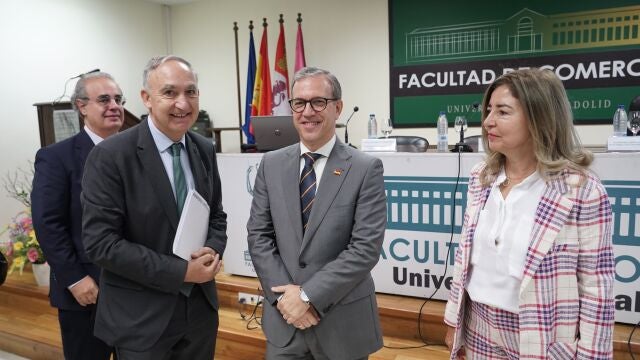 El rector de la Universidad de Valladolid, Antonio Largo; el consejero de Industria, Comercio y Empleo de la Junta, Mariano Veganzones, y la directora de la cátedra, Mª Eugenia Serrano, asisten a la inauguración de los I Encuentros sobre Economía Social