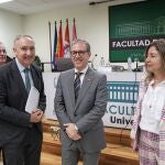 El rector de la Universidad de Valladolid, Antonio Largo; el consejero de Industria, Comercio y Empleo de la Junta, Mariano Veganzones, y la directora de la cátedra, Mª Eugenia Serrano, asisten a la inauguración de los I Encuentros sobre Economía Social