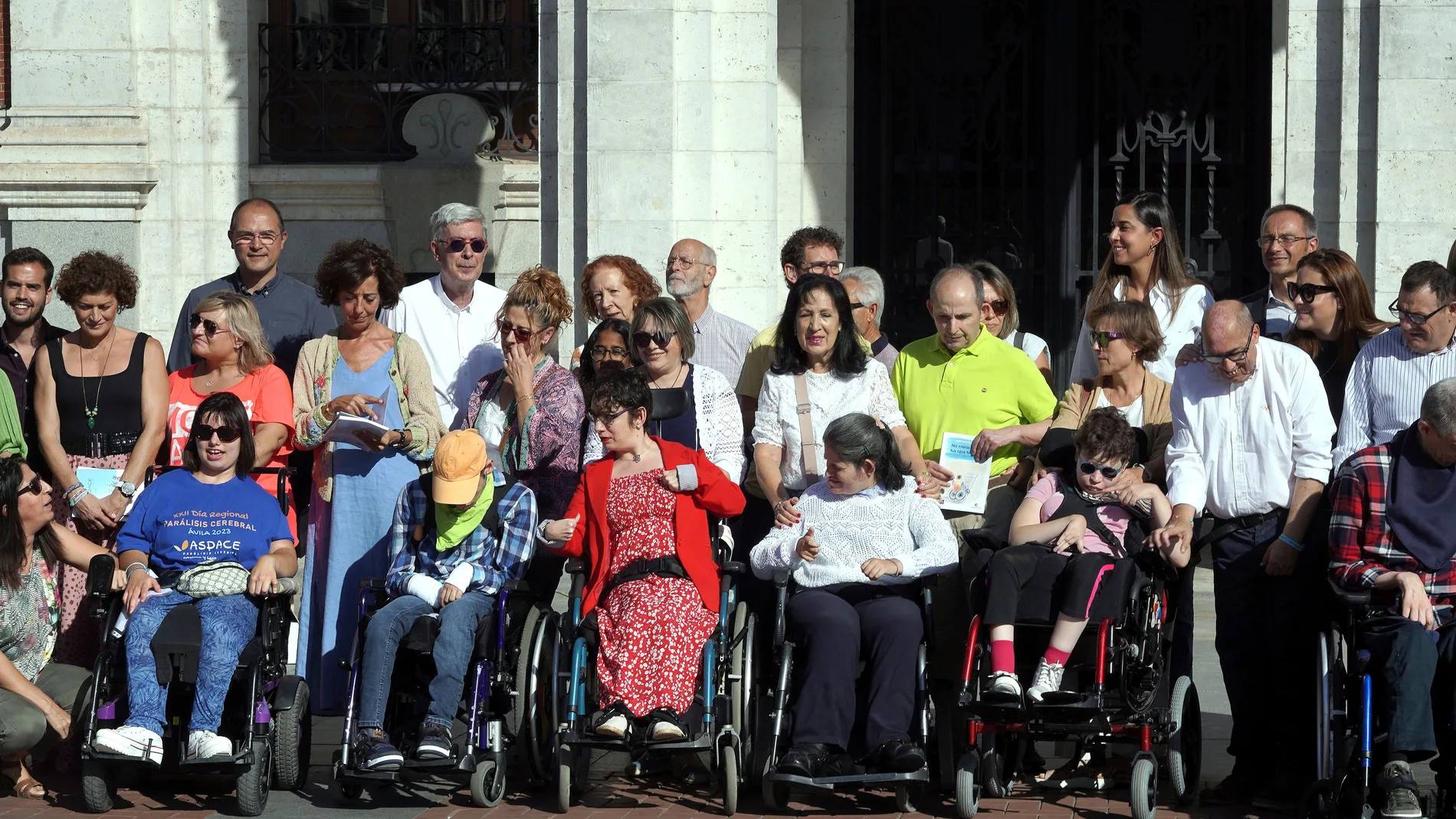 Lectura del manifiesto de Aspace con motivo del Día Mundial de la Parálisis Cerebral en la Plaza Mayor de Valladolid
