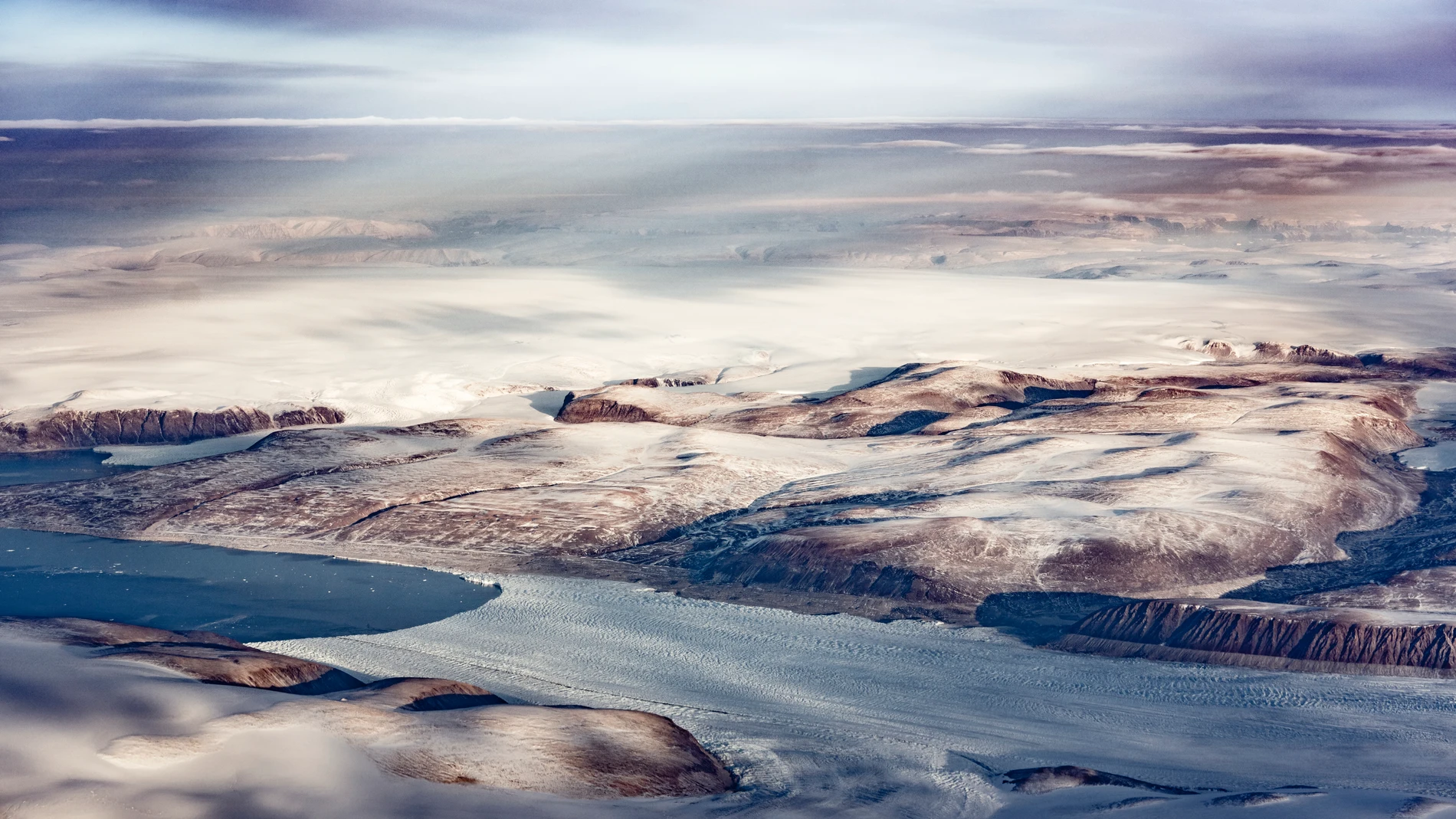 Vista aérea de la capa de hielo en el norte de Groenlandia