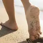 Pies descalzos caminando