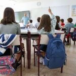 Un profesor imparte clases en un aula de Primaria 
