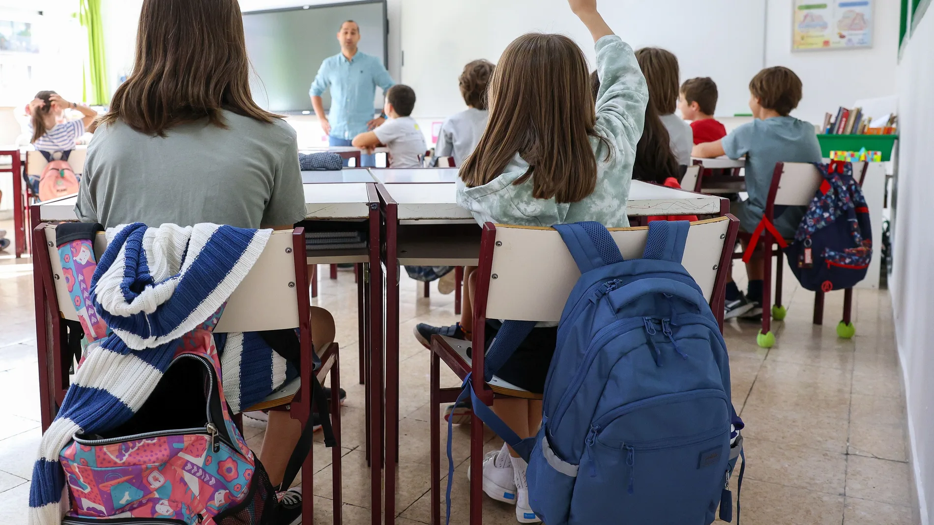 Un profesor imparte clases en un aula de Primaria
