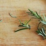 ¿Cuál es el ingrediente natural que se puede utilizar para ocultar las canas?