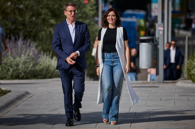 El presidente del PP Alberto Nuñez Feijoo y la presidenta de la Comunidad de Madrid, Isabel Diaz Ayuso intervienen en la presentación de candidaturas al congreso y al senado por Madrid en un acto en la Plaza de España. © Alberto R. Roldán / Diario La Razón. 05 07 2023