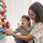 Almudena Solórzano, coordinadora de Atención Temprana de Aspace Salamanca, trabaja con un niño con parálisis cerebral