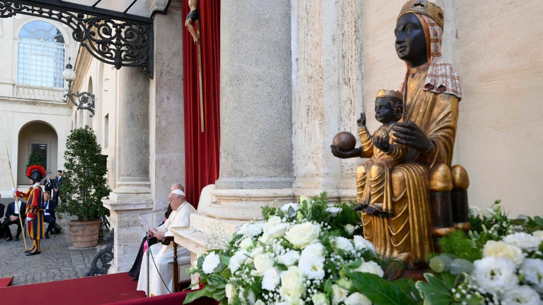 CIUDAD DEL VATICANO (VATICANO), 07/10/2023.- El papa Francisco recibió hoy en el Vaticano a 800 peregrinos, uno por cada año que ha cumplido la Cofradía de la Virgen de Montserrat, de la que dijo que es "la madre de los descartados" y "con el mundo en sus manos, nos invita a vivir esa fraternidad universal, sin fronteras, sin exclusiones". EFE/ Vaticannews **SOLO USO EDITORIAL / SOLO DISPONIBLE PARA ILUSTRAR LA NOTICIA QUE ACOMPAÑA (CRÉDITO OBLIGATORIO)** 