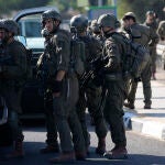 Soldados israelíes se reúnen en la carretera en el centro de Israel