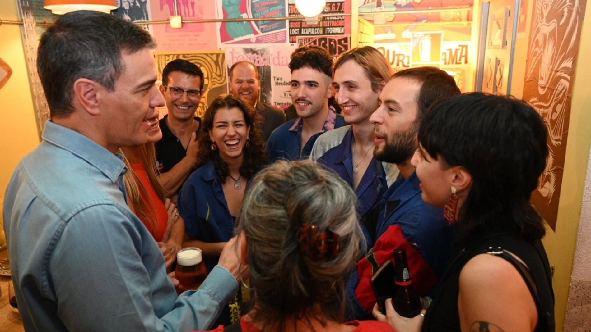 Pedro Sánchez junto a otras personas de fiesta en Granada