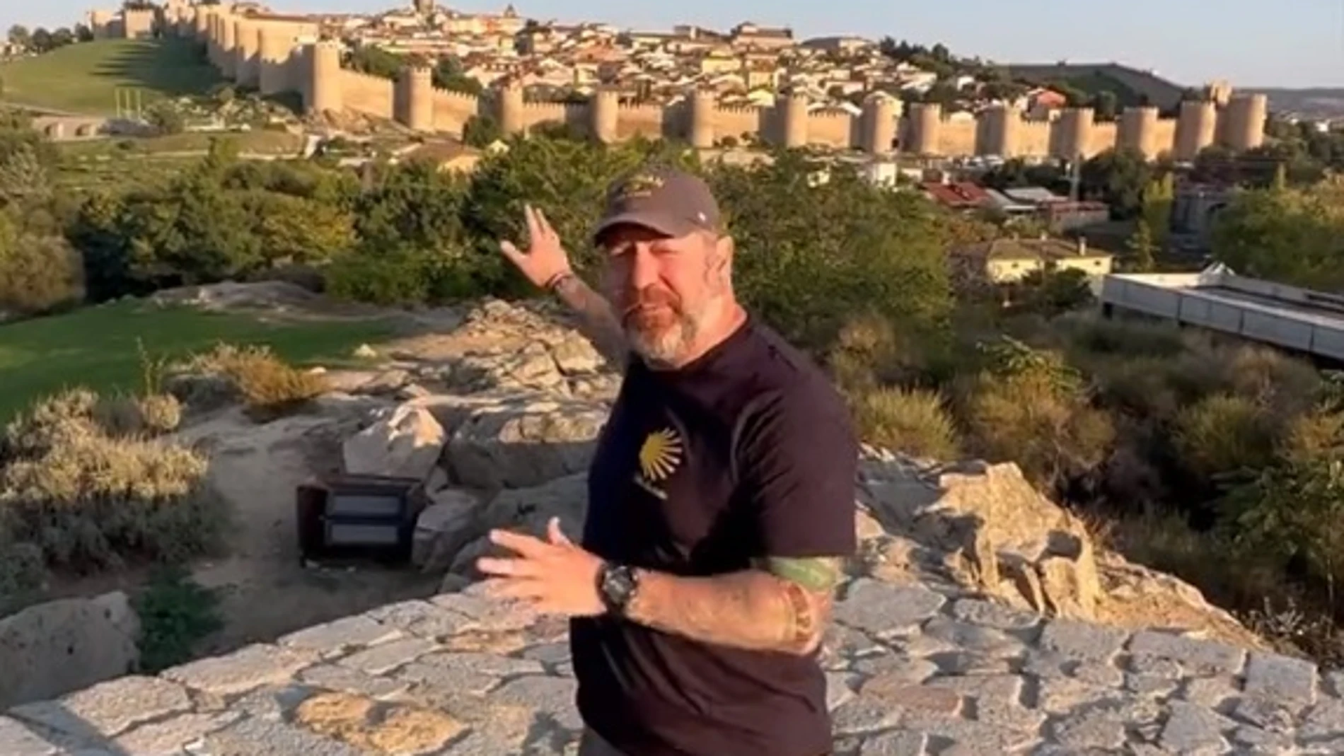 Larry Shy explica lo increíble que es la ciudad de Ávila en su video