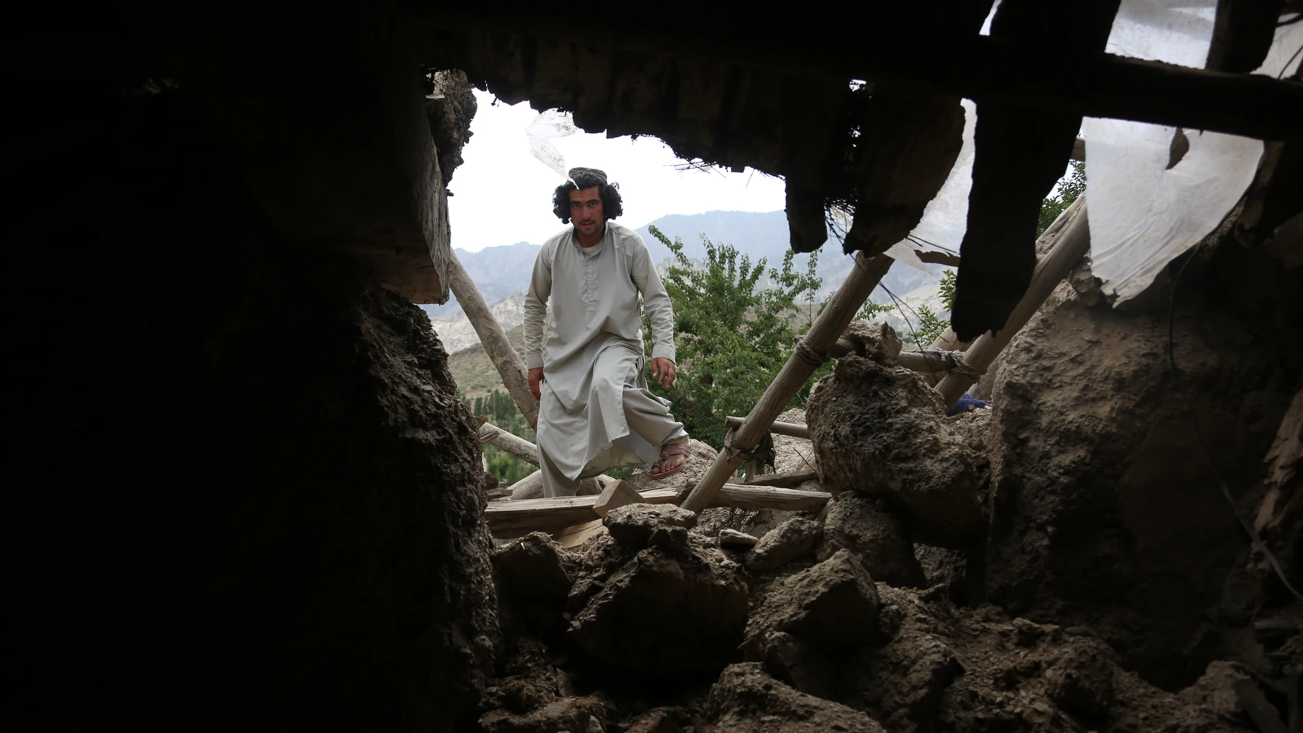PAKTIKA, July 1, 2022 -- A man is seen near the rubble of a house damaged in an earthquake in Paktika province, Afghanistan on June 28, 2022. Thousands of families have been left homeless following a devastating quake that struck the Gayan district of Afghanistan's eastern Paktika province on June 22. The quake victims are appealing for support to rebuilding their houses. TO GO WITH "Feature: Quake-affected Afghan families in dire need of support for rebuilding houses" (Foto de ARCHIVO) ...