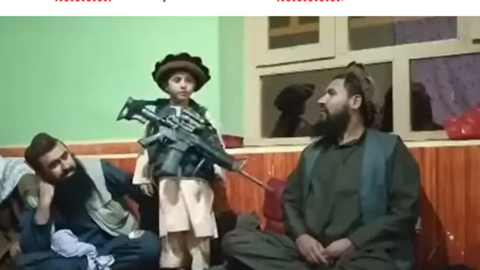 El niño "talibán", con el fusil de asalto