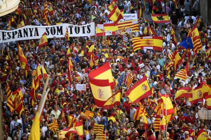 Vista de la manifestación convocada por Societat Civil Catalana en 2017 en Barcelona en defensa de la unidad de España bajo el lema "¡Basta! Recuperemos la sensatez" y en la que se han participado miles de personas. 