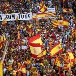 Vista de la manifestación convocada por Societat Civil Catalana en 2017 en Barcelona en defensa de la unidad de España bajo el lema "¡Basta! Recuperemos la sensatez" y en la que se han participado miles de personas. 