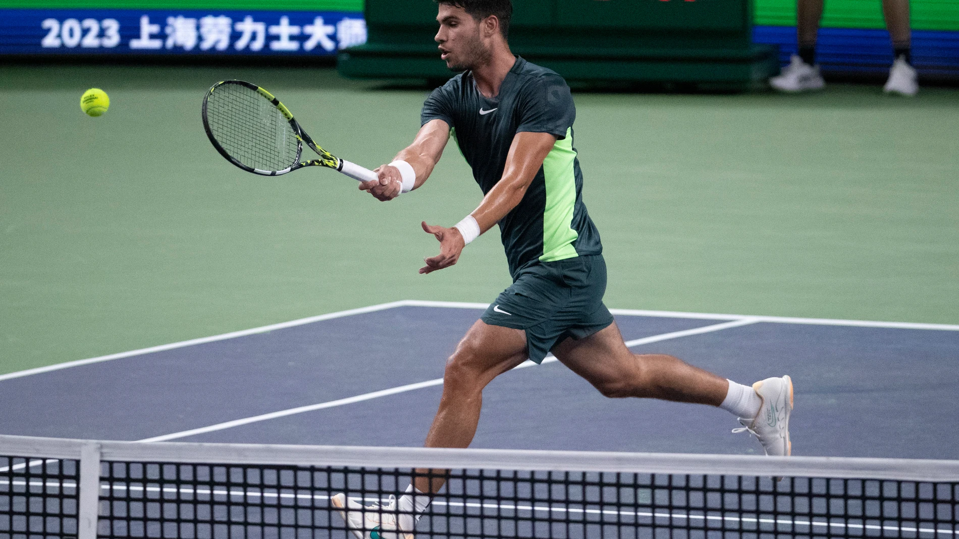 Shanghai (China), 07/10/2023.- Carlos Alcaraz of Spain in action during his second round match against Gregoire Barrere of France at the Shanghai Masters tennis tournament, in Shanghai, China, 07 October 2023. (Tenis, Francia, España) EFE/EPA/ANDRES MARTINEZ CASARES
