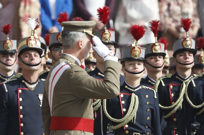 El rey Felipe VI preside la ceremonia oficial en la que la princesa de Asturias, Leonor, ha jurado bandera con el resto de los cadetes de su curso, este sábado en la Academia General Militar de Zaragoza. 