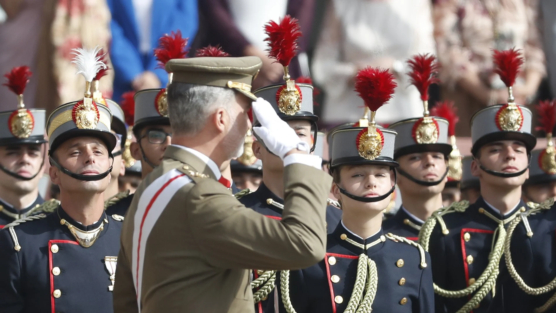 El rey Felipe VI preside la ceremonia oficial en la que la princesa de Asturias, Leonor, ha jurado bandera con el resto de los cadetes de su curso, este sábado en la Academia General Militar de Zaragoza. 