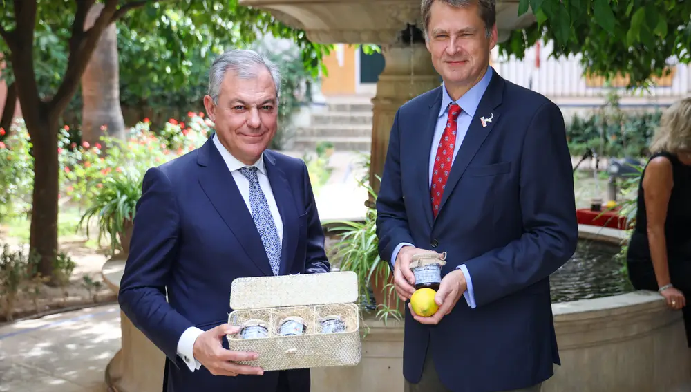 El alcalde de sevilla, José Luis Sanz, recibe de manos del embajador británico, sir Hugh Elliott, la mermelada amarga confeccionada por la Casa Real inglesa con las naranjas recogidas del Alcázar