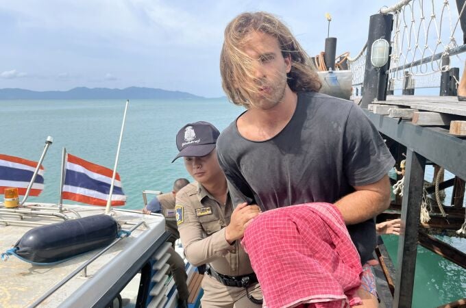 A Spanish chef alleged murder suspect Daniel Jeronimo Sancho Bronchalo (R), is escorted by a Thai police officer as they arrive at a port before going to the court in Koh Samui island, southern Thailand.