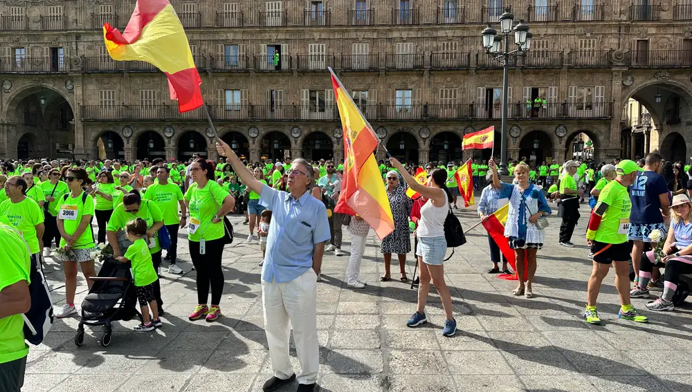 Banderas de España en la Plaza Mayor de Salamanca durante la marcha contra el cáncer