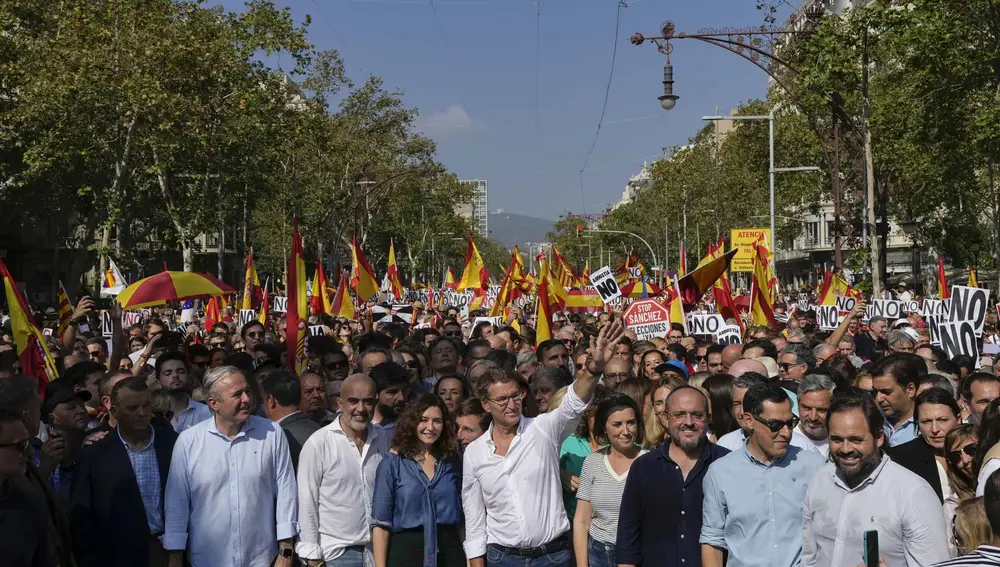 La presidenta de la Comunidad de Madrid, Isabel Díaz Ayuso, y el líder del Partido Popular, Alberto Núñez Feijóo, participan en Barcelona, en la manifestación convocada por Societat Civil Catalana (SCC) bajo el lema &quot;No en mi nombre. Ni amnistía, ni autodeterminación&quot;,