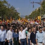 La presidenta de la Comunidad de Madrid, Isabel Díaz Ayuso, y el líder del Partido Popular, Alberto Núñez Feijóo, participan en Barcelona, en la manifestación convocada por Societat Civil Catalana (SCC) bajo el lema "No en mi nombre. Ni amnistía, ni autodeterminación",