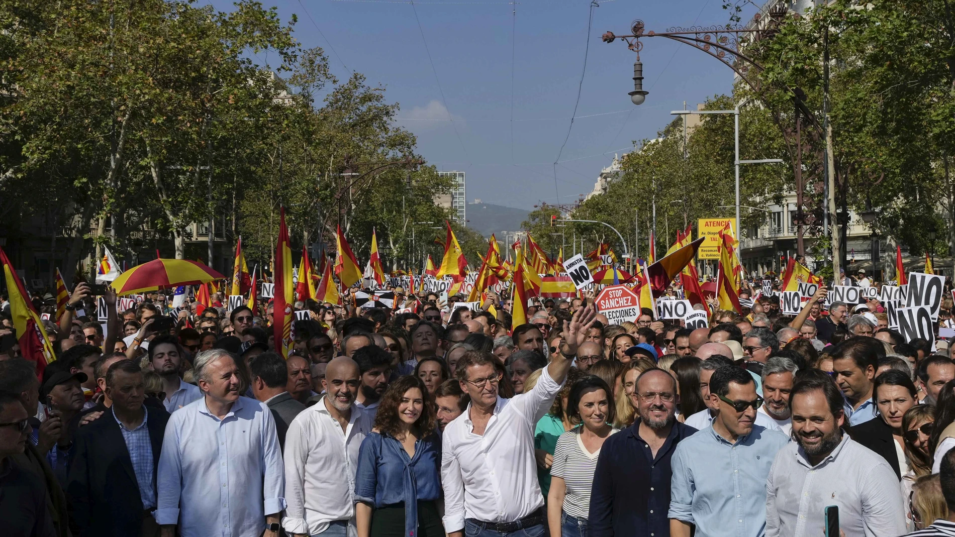 La presidenta de la Comunidad de Madrid, Isabel Díaz Ayuso, y el líder del Partido Popular, Alberto Núñez Feijóo, participan en Barcelona, en la manifestación convocada por Societat Civil Catalana (SCC) bajo el lema "No en mi nombre. Ni amnistía, ni autodeterminación",