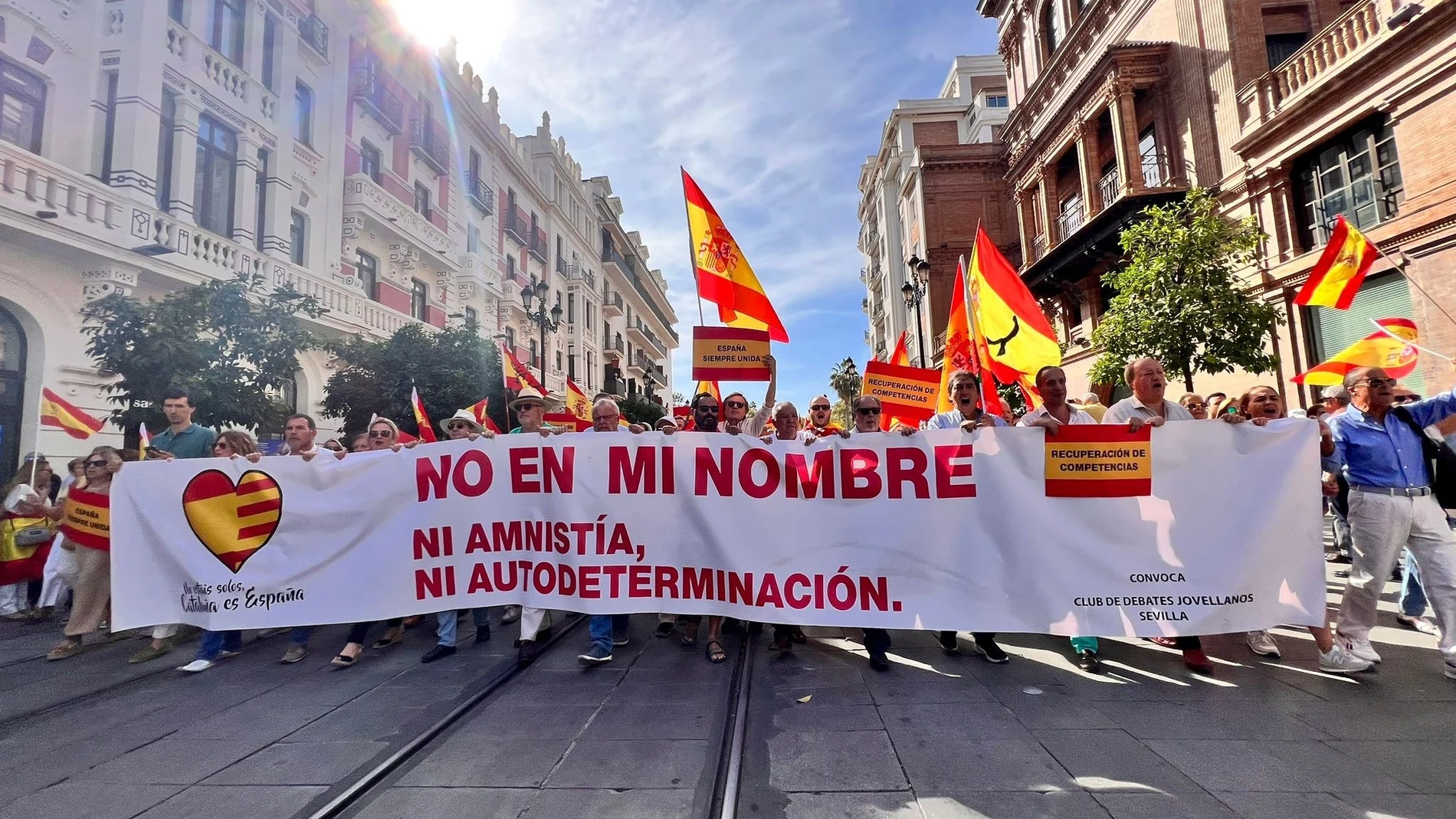 Miles de personas secundan una protesta en Sevilla contra la amnistía y por la unidad de España