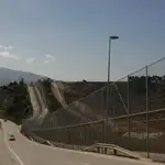Marruecos/España.- Un migrante entra en Melilla sobrevolando con un parapente la valla con Marruecos