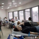 Israelíes donan sangre en el servicio de urgencias Magen David Adom en Jerusalén