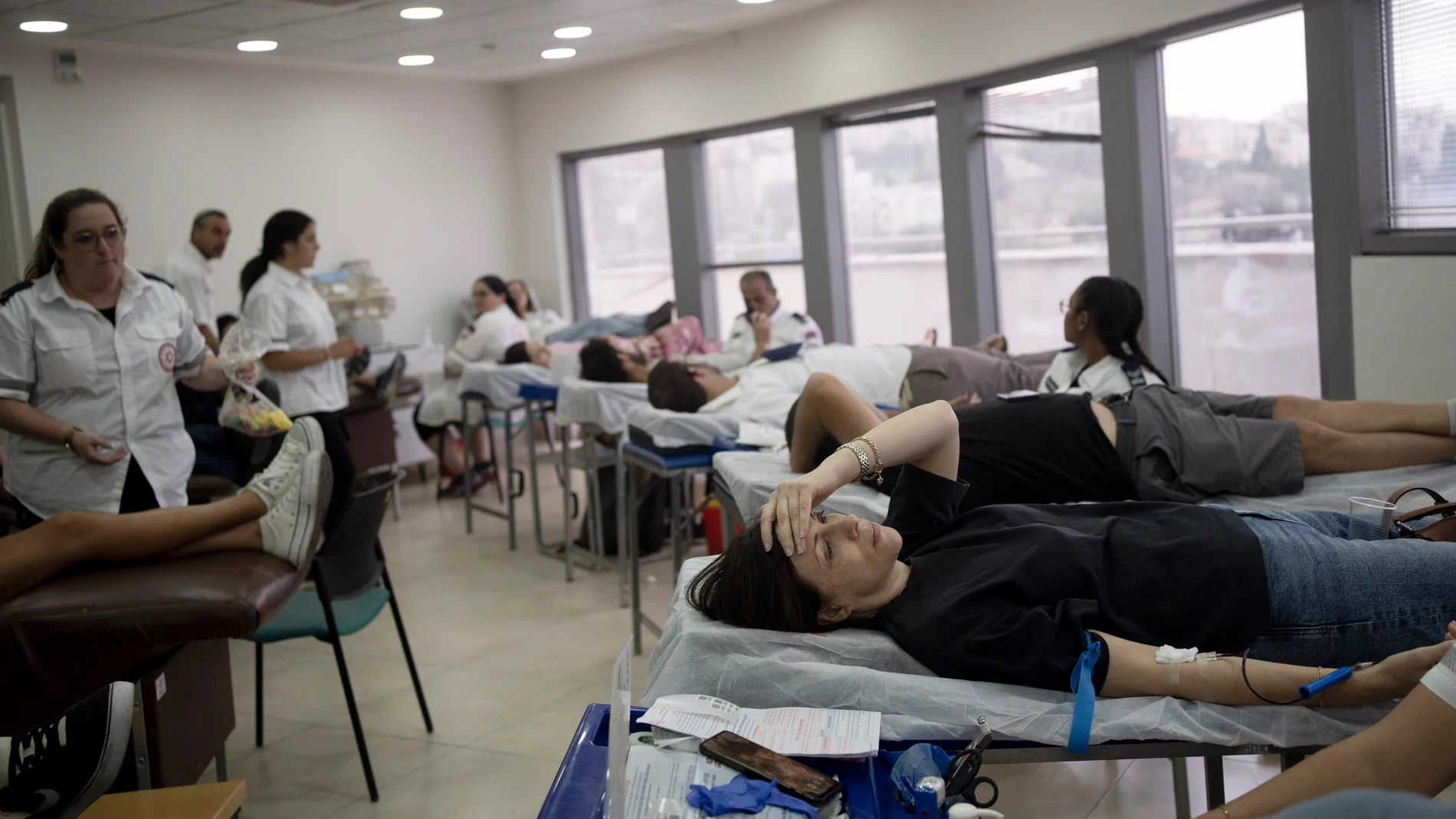 Israelíes donan sangre en el servicio de urgencias Magen David Adom en Jerusalén