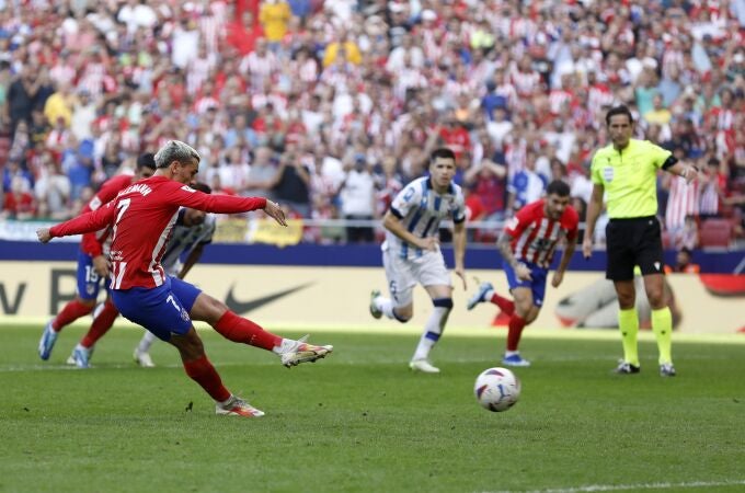Griezmann ejecuta el penalti que dio el triunfo al Atlético ante la Real