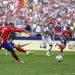 Griezmann ejecuta el penalti que dio el triunfo al Atlético ante la Real