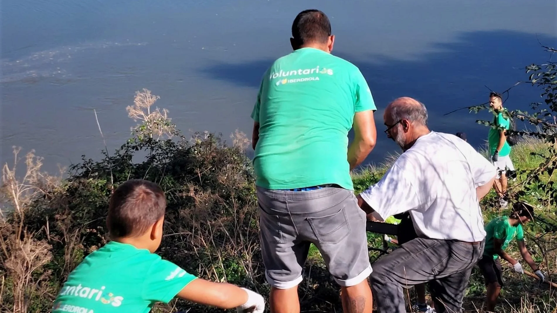 La solidaridad y el compromiso medioambiental de los voluntarios de Iberdrola