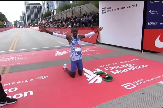 Kelvin Kiptum, el plusmarquista mundial de maratón, muere en un accidente de coche