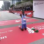 Kiptum, al cruzar la meta en 2h00:35 en el maratón de Chicago