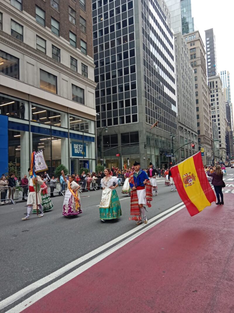 La comitiva ha recorrido la Quina Avenida, dentro de los actos para celebrar el Mes de la Herencia Hispana en Estados Unidos