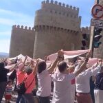 Ávila simboliza su apoyo a las pacientes de cáncer de mama con un 'abrazo' a la muralla