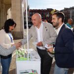Jesús Julio Carnero, alcalde de Valladolid y Rodrigo Nieto, concejal de Personas Mayores, Familia y Servicios Sociales, apoyan la iniciativa